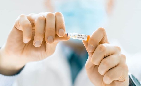 Astuces pour prévenir les piqûres de tiques en camping dans les bois.